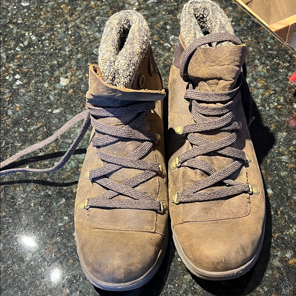Women’s Merrill hiking boots. 9.5